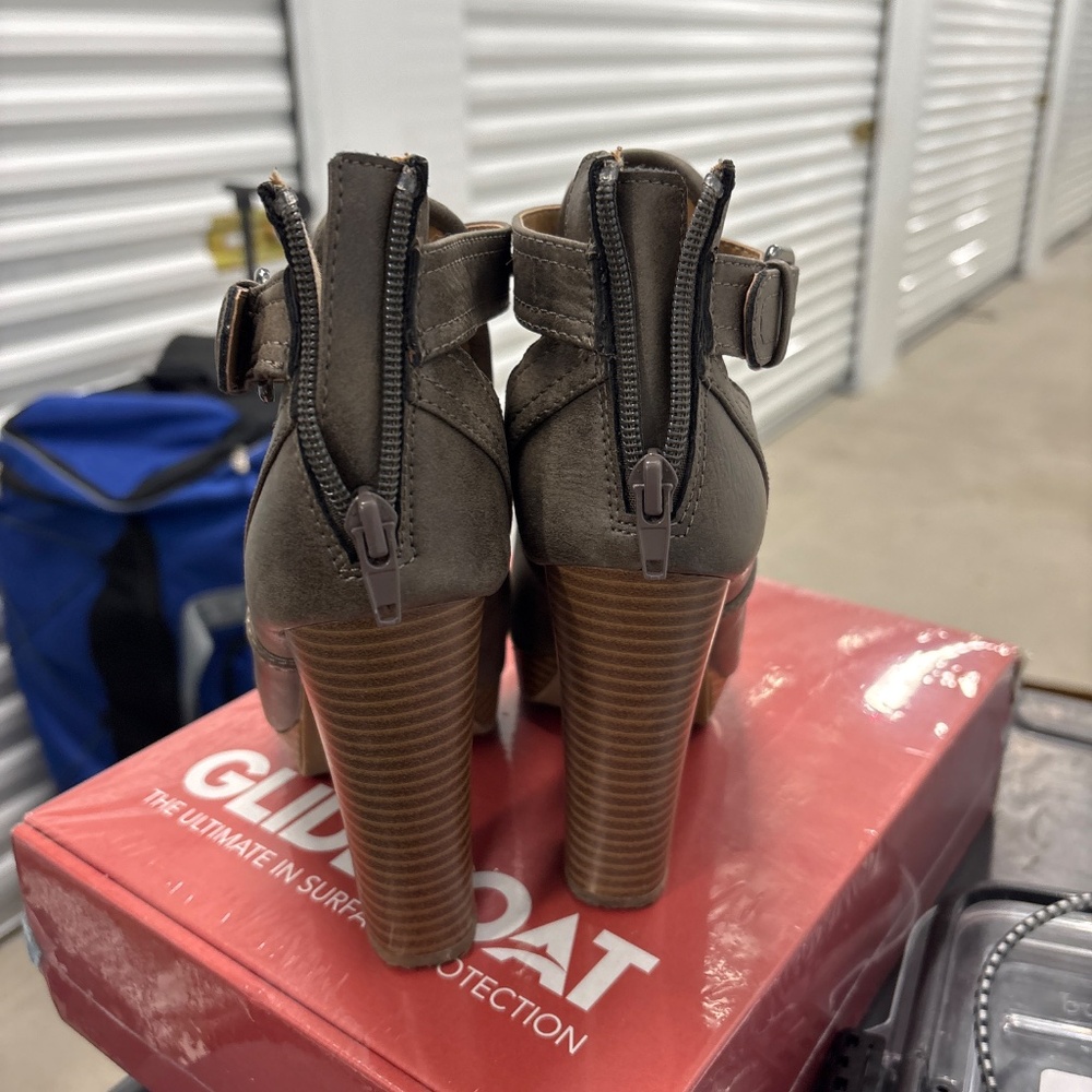 Heels - Picture 4 of 5
